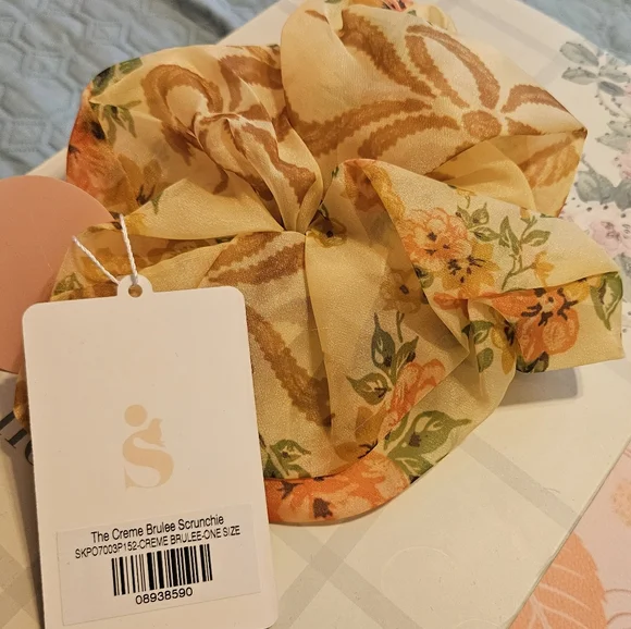 Selkie Crème Brûlée Scrunchie - Picture 3 of 4